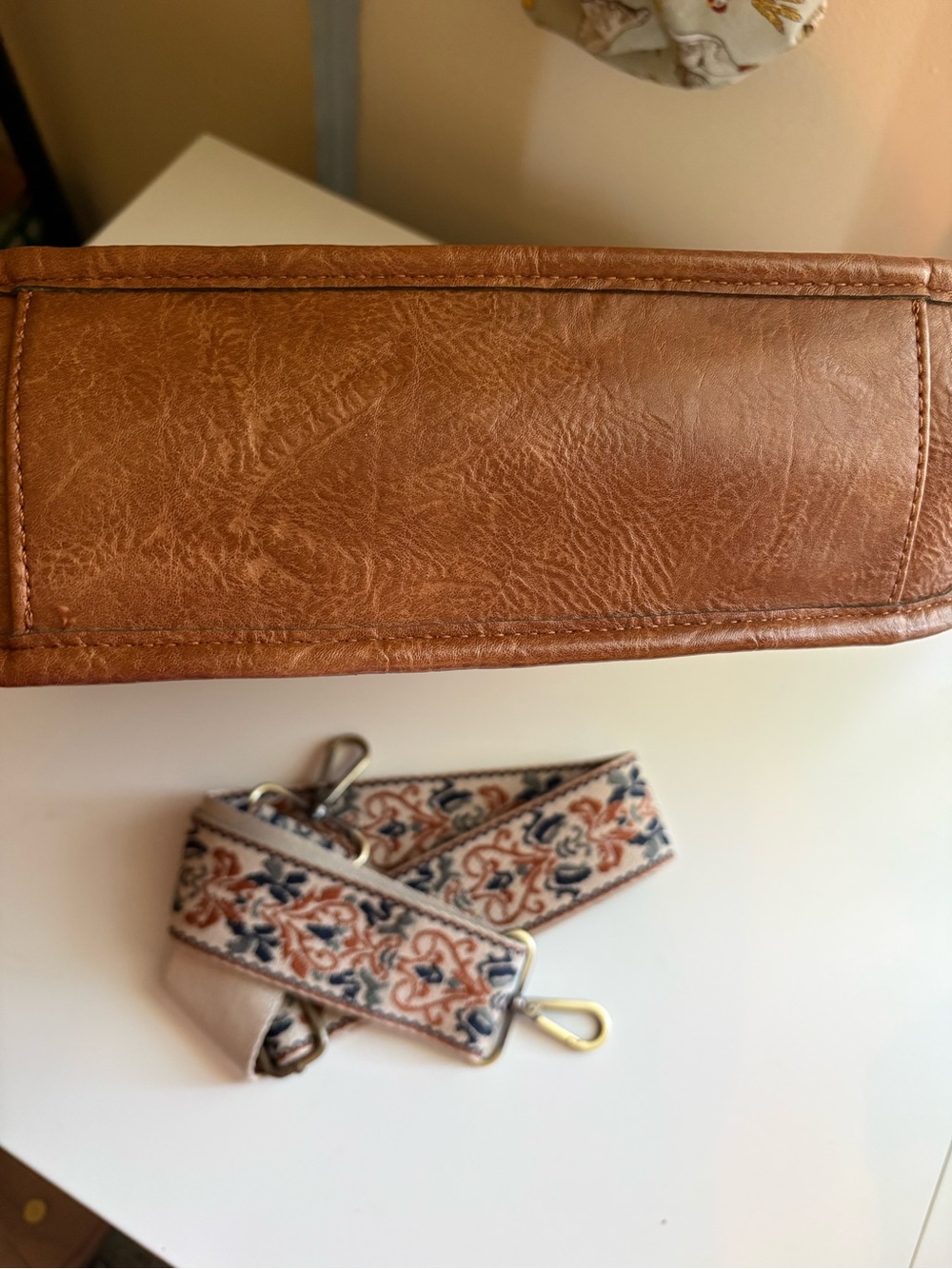 Jen & Co Crossbody - Picture 4 of 5